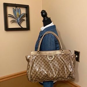 💯 % authentic Gucci Crystal shoulder bag